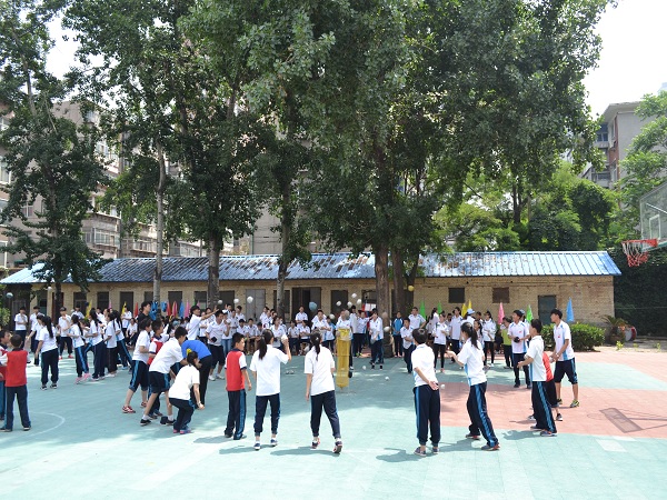 学校举行2016年趣味运动会